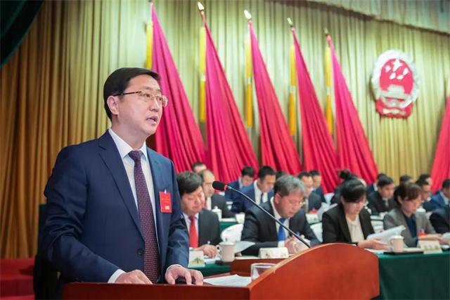 乳山市委副书记,市政府代理市长王大治代表市政府向大会作工作报告.