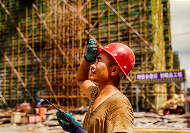 迎热而上激战正酣他们是这个夏天最美的人