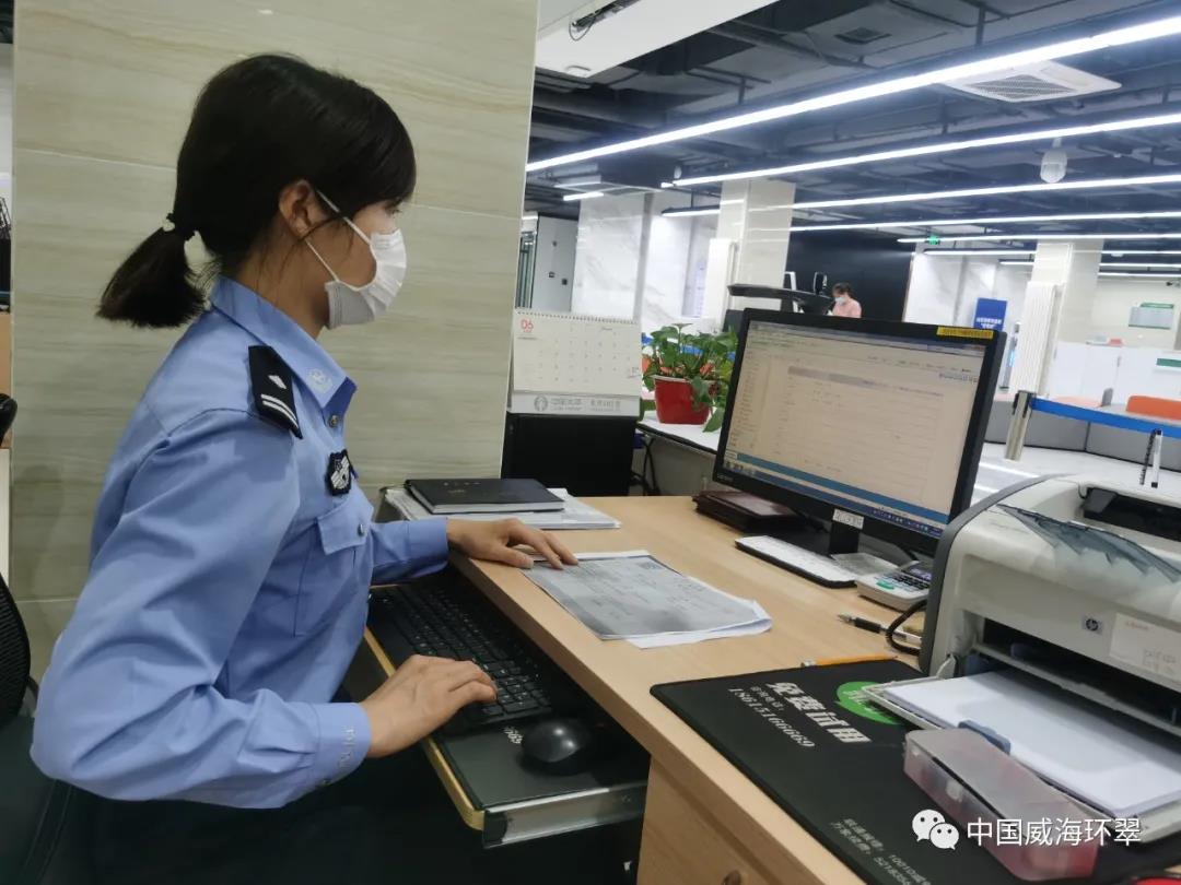 他和妻子的结婚证,户口本及书面申请,张丽华对孩子生病前的一张照片