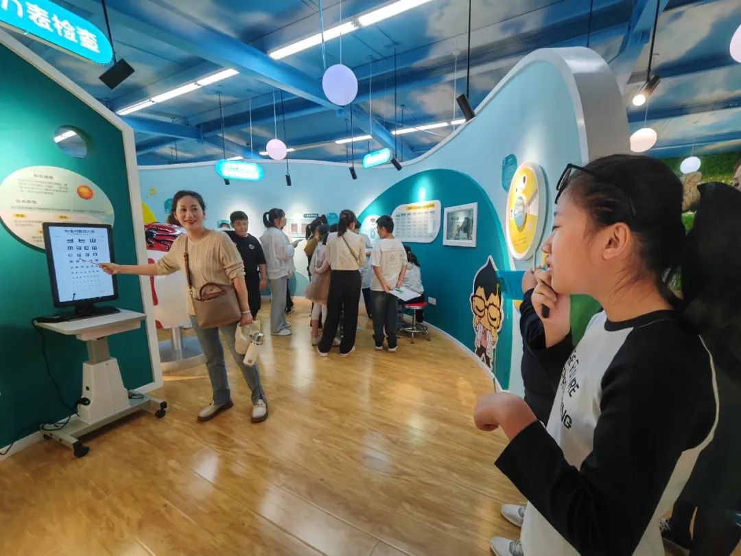 沉浸式体验科学护眼！威海城里中学专场视觉健康研学活动举行